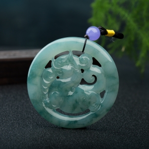 糯种飘花翡翠麒麟吊坠