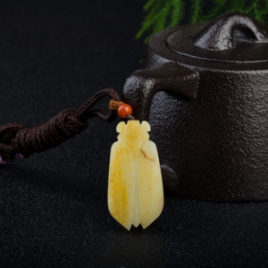 籽料俏色和田玉一鸣惊人吊坠