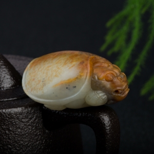 籽料俏色和田玉龙龟吊坠