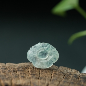 冰种淡晴水翡翠如意吊坠