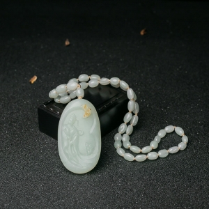山料俏色和田玉嫦娥项链