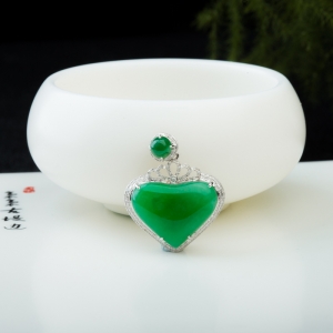 18K糯冰种翠绿翡翠心想事成吊坠