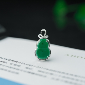 18K糯种阳绿翡翠福禄吊坠