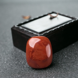 火焰纹南红随形吊坠