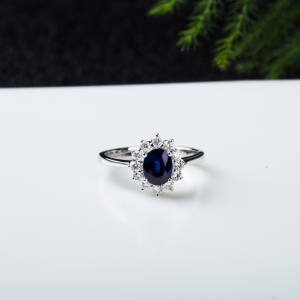 皇家蓝蓝宝石戒指