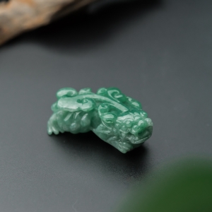 糯种翠绿翡翠貔貅吊坠