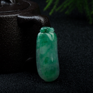 糯冰种飘花翡翠福瓜吊坠