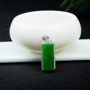 18K冰种翠绿翡翠无事牌吊坠