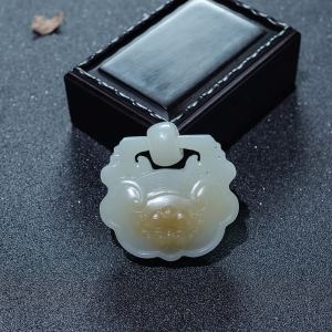 山料俏色和田玉兽头锁吊坠
