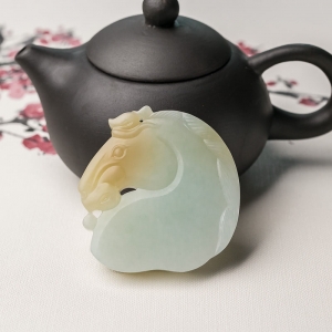 山料俏色和田玉午马吊坠