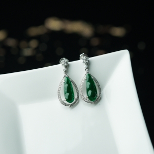 18K糯冰种翠绿翡翠福豆耳钉