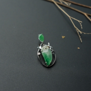 18K糯冰种飘翠翡翠吊坠