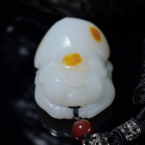 山料俏色和田玉招财猪吊坠