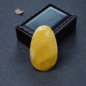 鸡油黄蜜蜡随形吊坠