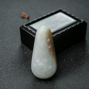 山料俏色和田玉连年有余吊坠