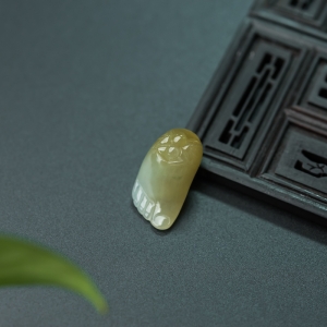 糯冰种俏色翡翠知足常乐吊坠