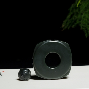 山料和田青玉内有乾坤吊坠