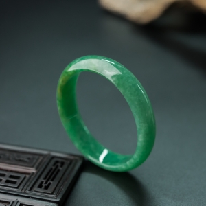 51.5mm糯种豆绿翡翠贵妃镯