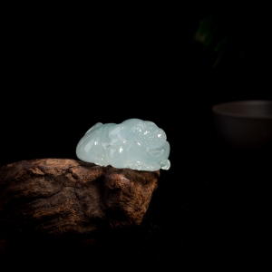 糯冰种飘花翡翠狗吊坠