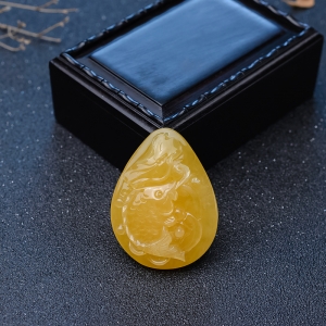 鸡油黄蜜蜡连年有余吊坠