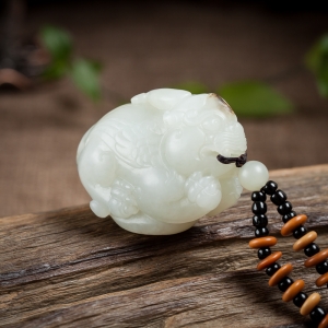 籽料和田白玉貔貅吊坠