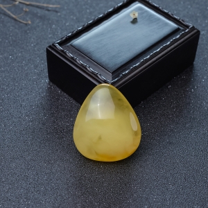 俏色蜜蜡随形吊坠