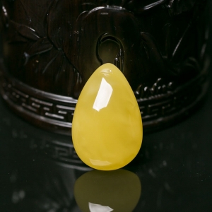 鸡油黄蜜蜡水滴吊坠