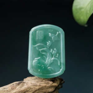 糯种浅绿翡翠冰清玉洁吊坠