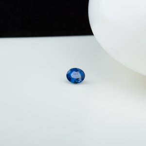 深蓝色蓝宝石刻面戒面