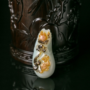 山料俏色和田玉望子成龙吊坠