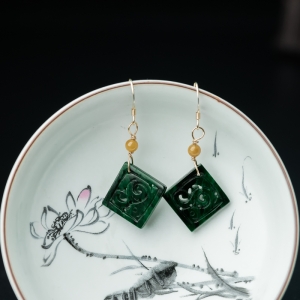 糯种深绿翡翠辰龙耳环