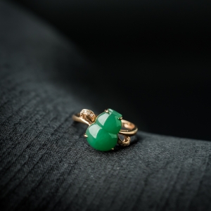 18K糯种苹果绿翡翠戒指