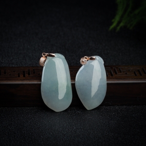 银镶糯冰种浅灰翡翠福瓜吊坠一对