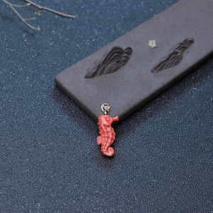 18kMOMO珊瑚海马吊坠