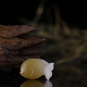 俏色山料和田玉年年有余吊坠