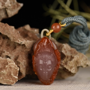 冻料玫瑰红南红仕女吊坠