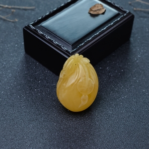 鸡油黄蜜蜡代代有钱吊坠