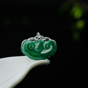 18K糯种翠绿翡翠如意吊坠