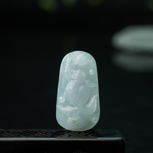 糯冰种翡翠年年有余吊坠