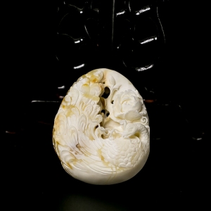 带皮白蜜镂雕孔雀吊坠