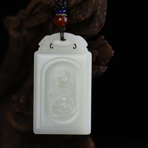 籽料和田白玉荷花吊坠