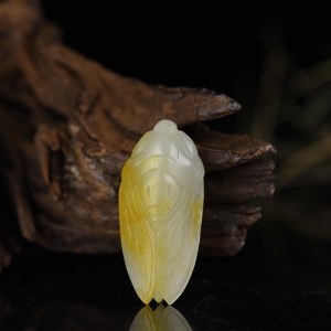 俏色籽料和田白玉一鸣惊人吊坠