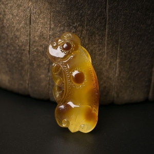 俏色蜜蜡如意吊坠