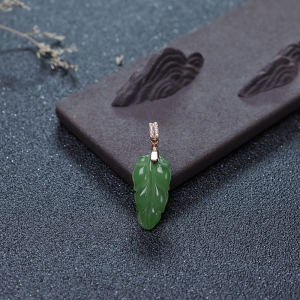 18K山料和田碧玉叶子吊坠