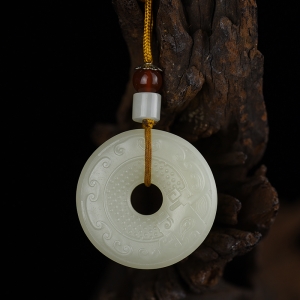 籽料和田白玉仿古纹吊坠