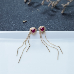 18K红宝石心形耳钉