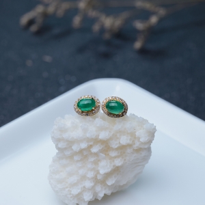 18K鲜绿祖母绿耳钉