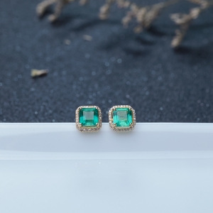 18K鲜绿祖母绿耳钉