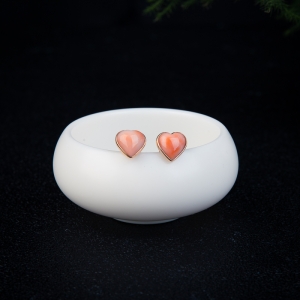 18k深水粉白色珊瑚心型耳钉