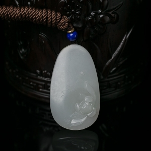 籽料和田白玉莲花吊坠